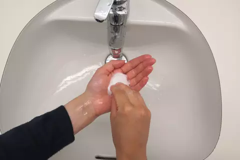 Hände waschen Fingerspitzen - © Schwabe Austria