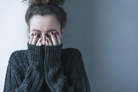 Angst ist eine wichtige Schutzfunktion, aber wann wird Angst bedenklich? – ©FollowTheFlow/stock.adobe.com