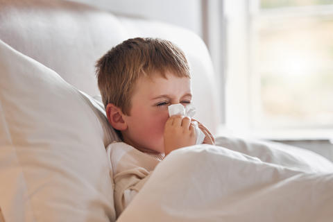 Erkältung bei Kindern: Wie Sie als Eltern richtig damit umgehen – © Kirsten Davis/peopleimages.com/stock.adobe.com