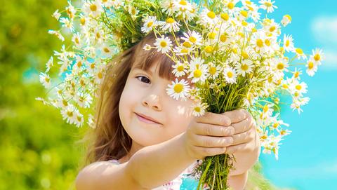 Phytotherapie für Kinder: Was Sie als Eltern beachten müssen – © yanadjan/stock.adobe.com