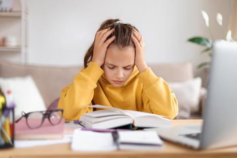 Schulstress: Wie Sie Ihr Kind unterstützen können, wieder Freude an der Schule zu haben – ©Arsenii/stock.adobe.com
