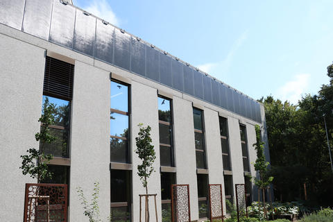 Photovoltaikanlage bei Schwabe Austria an der Fassade - © Schwabe Austria