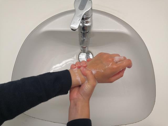 Hände waschen Handgelenk - © Schwabe Austria
