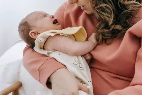 Bauchweh beim Baby erkennen - © Canva