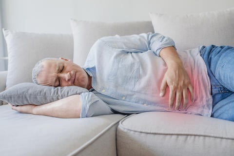 Diese Symptome können bei einem Blähbauch auftreten – © Dragana Gordic/stock.adobe.com