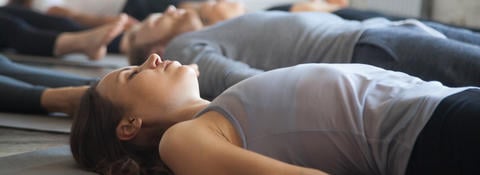 12 Entspannungsübungen: effektiv und nachhaltig für Zwischendurch - © fizkes/stock.adobe.com