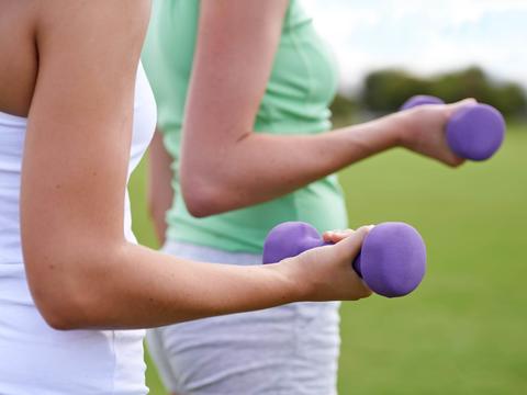 Grundlagen und Tipps für ein sicheres und effektives Krafttraining – ©PeopleImages via Canva.com