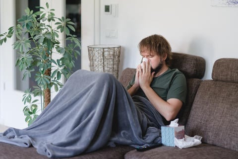 Männerschnupfen: Sind Männer wehleidiger als Frauen? - © Kevin Sloniecki/stock.adobe.com
