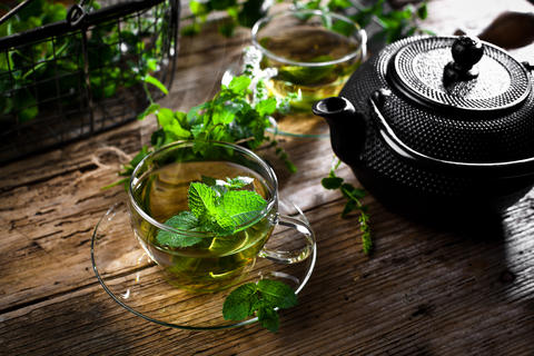 Leckere Ideen - vom Garten in den Tee - © karepa/stock.adobe.com