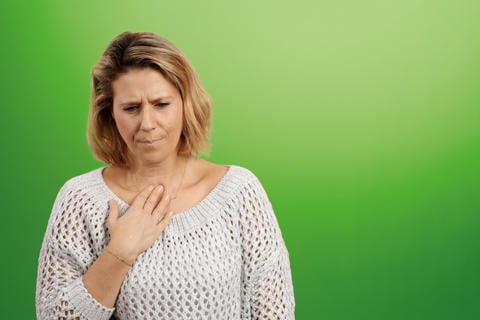 Stiller Reflux kann sich mit verschiedenen Symptomen äußern. - © absolutimages/shutterstock.com