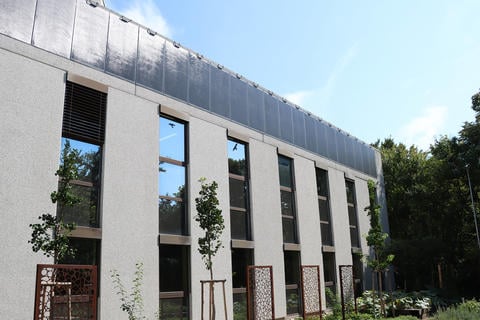 Photovoltaikanlage bei Schwabe Austria an der Fassade - © Schwabe Austria