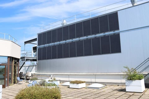 Photovoltaikanlage bei Schwabe Austria auf der Terrasse - © Schwabe Austria