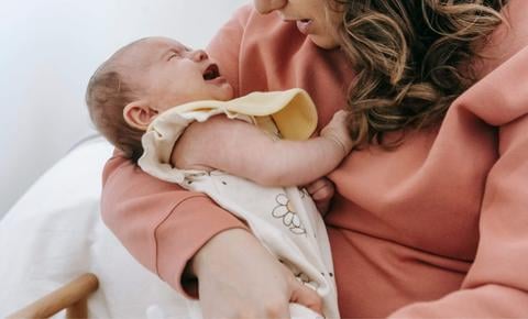 Bauchweh beim Baby erkennen - © Canva