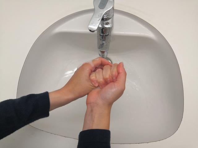 Hände waschen Daumen - © Schwabe Austria