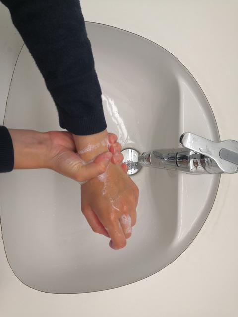 Hände waschen Handgelenk - © Schwabe Austria