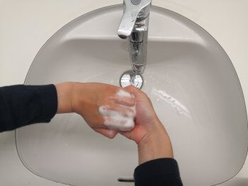 Hände richtig waschen Fingerrücken – © Schwabe