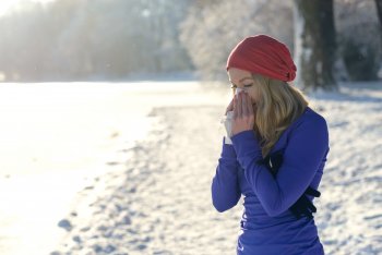 Frau die beim Sport schnupft und hustet Husten und Sport: Was ist zu beachten - © Lars Zahner/stock.adobe.com